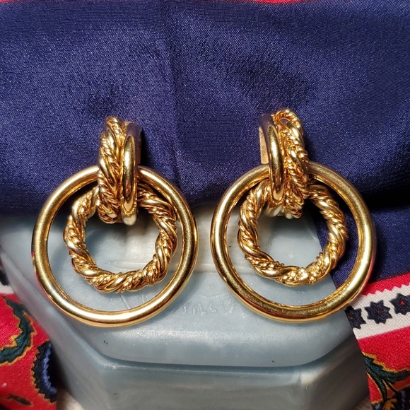 Napier Jewelry - 🔥GIT EM NOW🔥 VTG Napier gold tone earrings